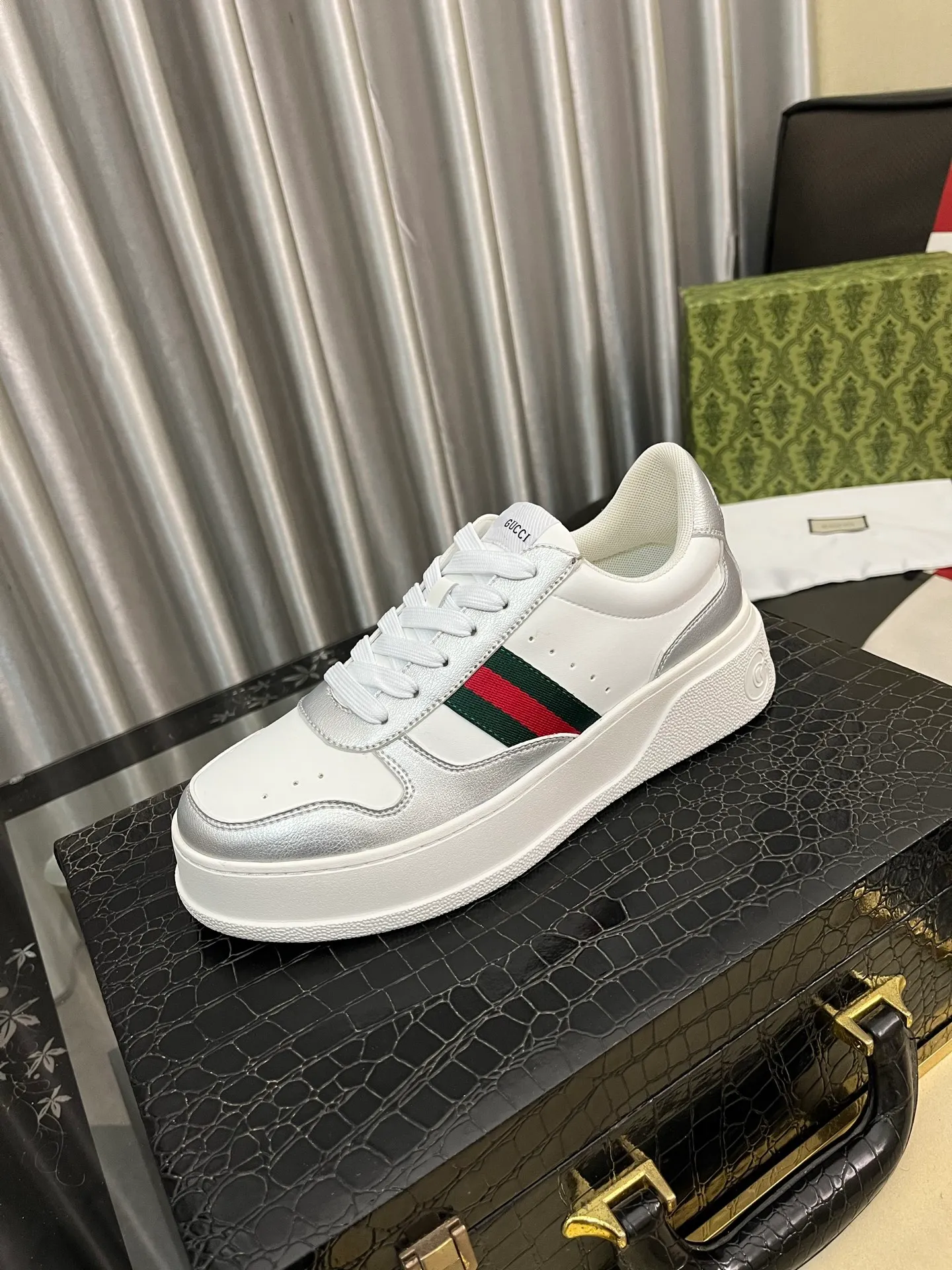 Men's Men's Shoes💰: 380⌚️⌚️[GUCCI] Gucci men's latest white shoe series casual shoes! The official website is built 1:1. Upper: Made of imported cowhide, with electric embroidery ➕Inner lining: Made of high-quality first-layer pigskin, soft and comfortable. Picky material selection and exquisite workmanship give you the best enjoyment. Size: 38-444️⃣Colors available